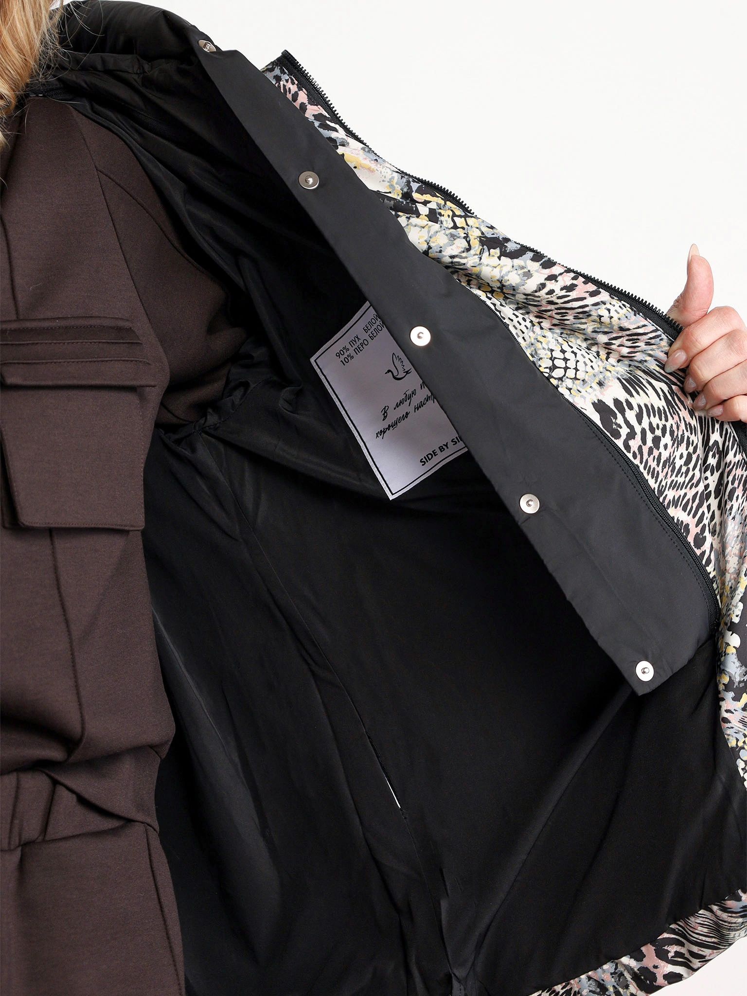 Пуховик с анималистичным принтом цвета мульти с капюшоном-манишкой